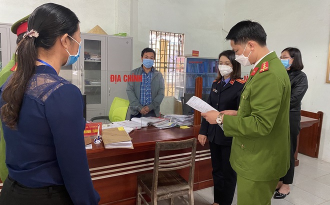 Công an đọc lệnh bắt Lê Minh Tâm - cán bộ địa chính xã Quỳnh Lâm.