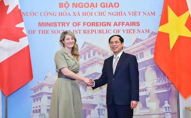 Bộ trưởng Ngoại giao Bùi Thanh Sơn đón người đồng cấp Canada Mélanie Joly sáng 13/4. (Ảnh: Mofa)