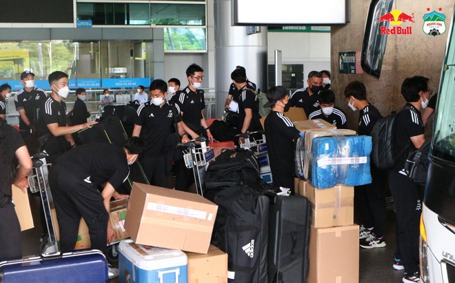 Các cầu thủ HAGL có mặt tại sân bay Tân Sơn Nhất hôm 12/4. (Ảnh: HAGLFC).
