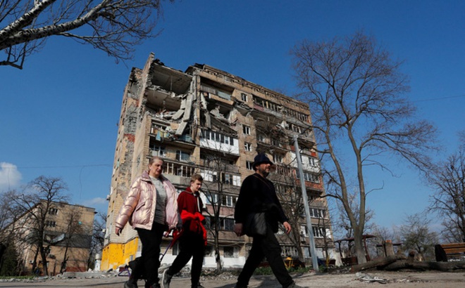 Một tòa nhà ở Mariupol bị hư hại sau giao tranh. Ảnh: Reuters