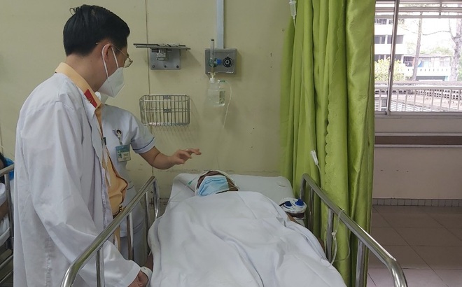 Lãnh đạo Phòng CSGT Công an Tiền Giang đến bệnh viện thăm Thiếu tá Nghĩa