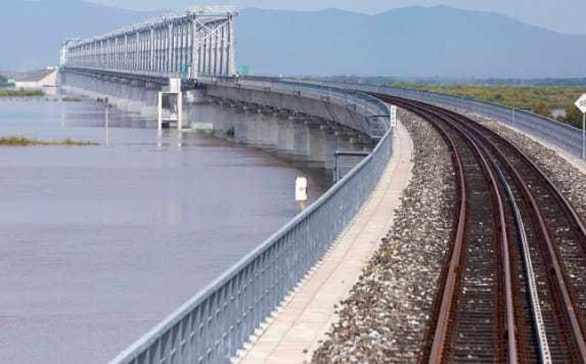 Cây cầu đường sắt nối thành phố Đồng Giang ở tỉnh Hắc Long Giang của Trung Quốc và vùng Nizhneleninskoye thuộc Khu tự trị Do Thái của Nga. Ảnh: Tân Hoa Xã