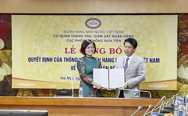 Phó Thống đốc Phạm Tiến Dũng trao quyết định bổ nhiệm cho bà Nguyễn Thị Minh Thơ. Ảnh IT