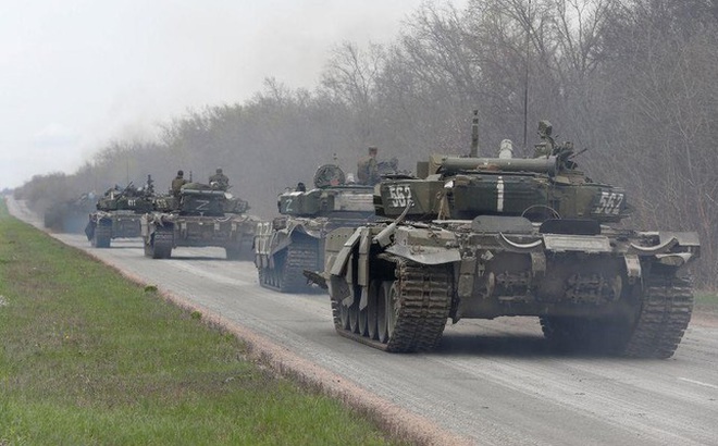 Đoàn xe tăng Nga đi trên con đường gần thành phố cảng Mariupol ngày 17/4. ̣̣ (Ảnh: Reuters)