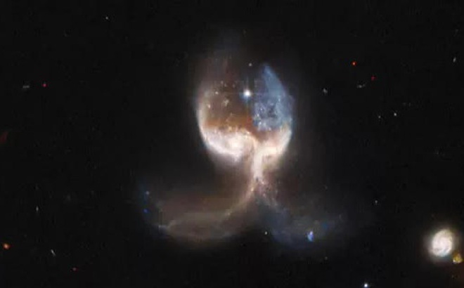 Hình ảnh ngoạn mục về thiên hà "Cánh Thiên Thần" - Ảnh: NASA / ESA / HUBBLE