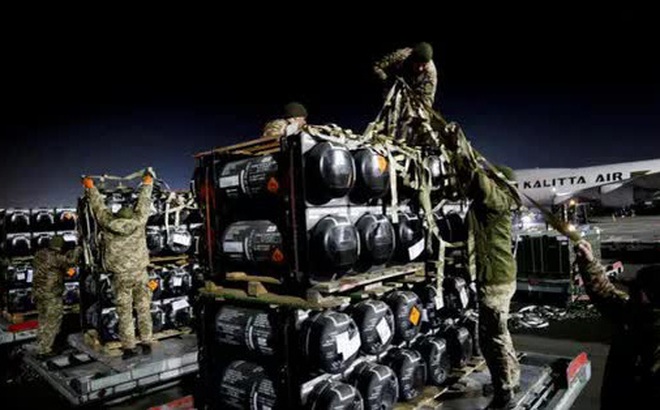 Một lô hàng viện trợ quân sự của Mỹ cho Ukraine hồi tháng 2. Ảnh: Reuters