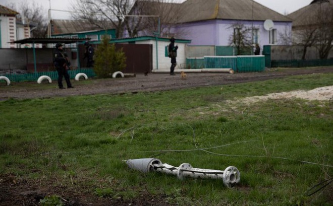 Một mảnh tên lửa Uragan nghi do quân đội Ukraine phóng nhằm vào Husarivka. Ảnh: NY Times