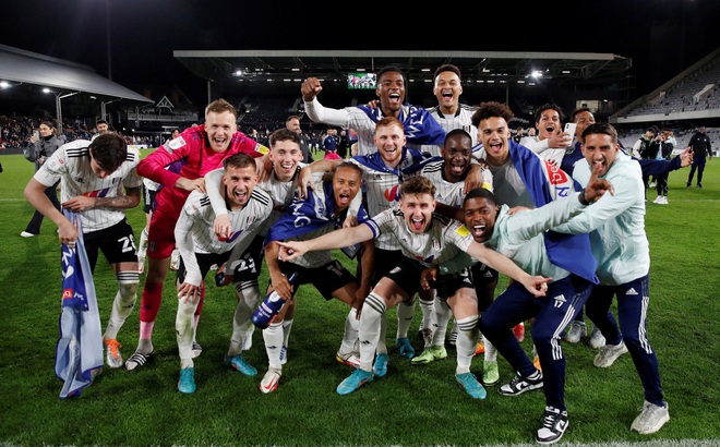 Các cầu thủ Fulham ăn mừng tấm vé lên hạng. (Ảnh: Reuters).