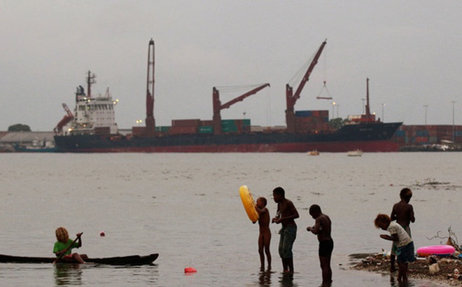 Những đứa trẻ câu cá tại một bãi biển ở trung tâm Honiara - Quần đảo Solomon. Ảnh: Reuters