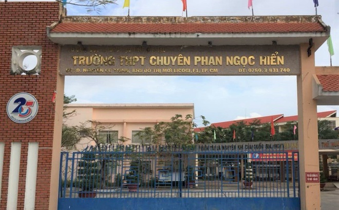 Trường chuyên Phan Ngọc Hiển nơi xảy ra vụ việc.