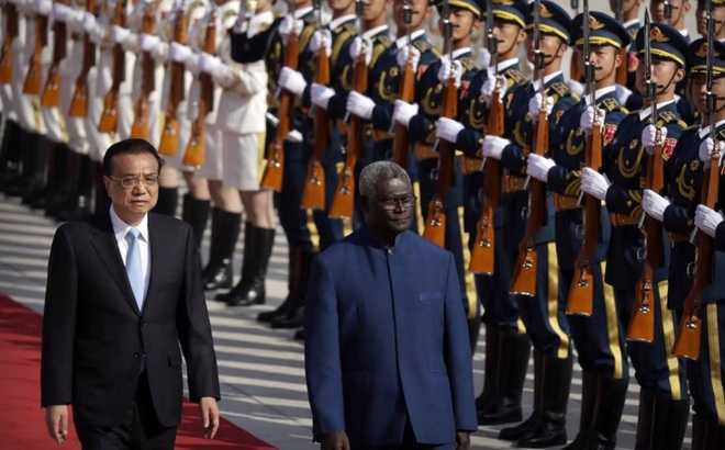 Thủ tướng Trung Quốc Lý Khắc Cường (trái) và Thủ tướng Quần đảo Solomon Manasseh Sogavare trong một cuộc gặp hồi năm 2019. Ảnh: AP