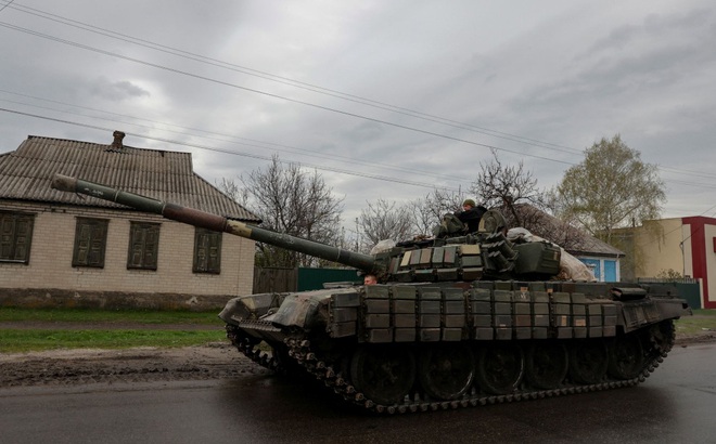 Xe tăng Ukraine tại một ngôi làng ở vùng Donetsk, Ukraine ngày 18/4/2022. Ảnh: Reuters/Serhii Nuzhnenko.