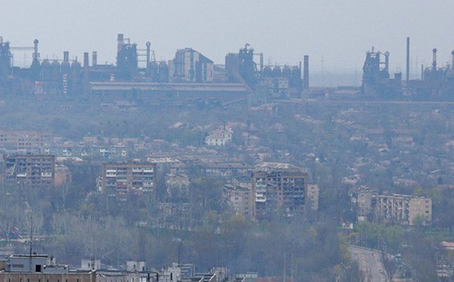 Nhà máy thép Azovstal (ở cuối hình) được xem là “pháo đài” cuối cùng của lực lượng Ukraine tại Mariupol - được chụp hôm 19-4 Ảnh: REUTERS