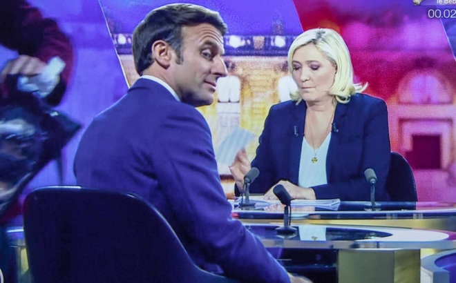Ông Macron được cho là có thái độ kiêu ngạo trước bà Le Pen trong phiên tranh luận. (Ảnh: Le Monde)