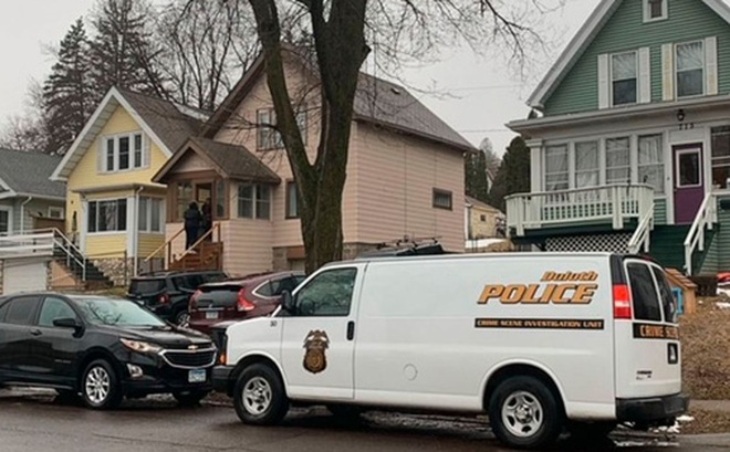 Xe cảnh sát bên ngoài ngôi nhà có 4 người bị bắn chết ở Duluth. Ảnh: AP