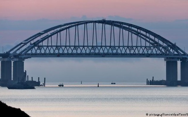 Cầu Crimea dài hơn 18km nối đất liền Nga với bán đảo Crimea. Ảnh: Tass