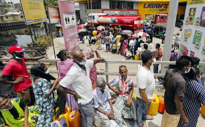 Thiếu ngoại tệ để nhập khẩu hàng hóa và nhiên liệu khiến Sri Lanka rơi vào cảnh khan hiếm xăng dầu và hàng hóa tiêu dùng, thực phẩm. (Ảnh: Reuters)