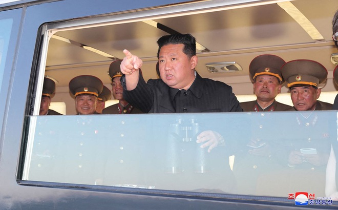 Nhà lãnh đạo Triều Tiên Kim Jong-un cùng các quan chức quân đội nước này. Ảnh: Reuters