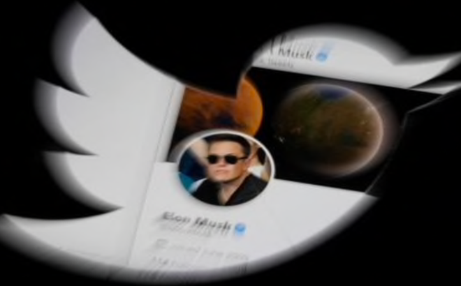 Chân dung tỷ phú Elon Musk lồng trong logo hình chú chim của mạng xã hội Twitter. (Đồ hoạ: Reuters)