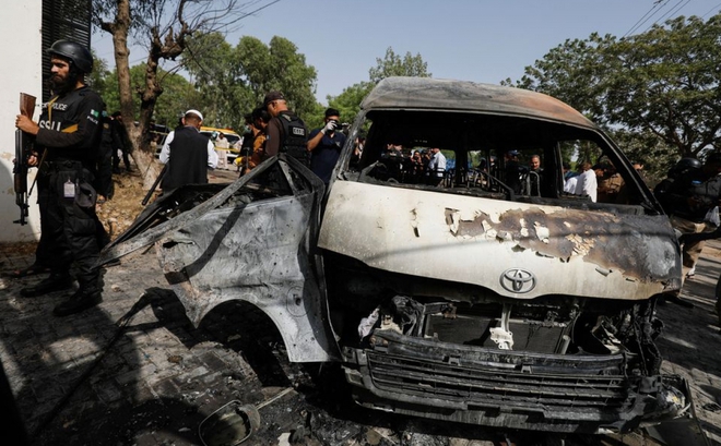 Hiện trường vụ tấn công ở lối vào Viện Khổng Tử tại Đại học Karachi, Pakistan. Ảnh: Reuters