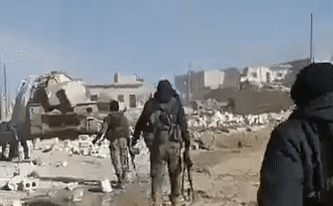Các tay súng HTS trong một cuộc đột kích vào vị trí quân chính phủ ở Idlib đầu năm 2021.