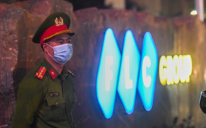 Cảnh sát khám xét trụ sở tập đoàn FLC vào tối 29/3. Ảnh: Việt Hùng