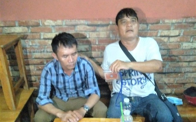 "Hiệp sĩ" Nguyễn Thanh Hải (áo trắng) giữ đối tượng và trình báo công an