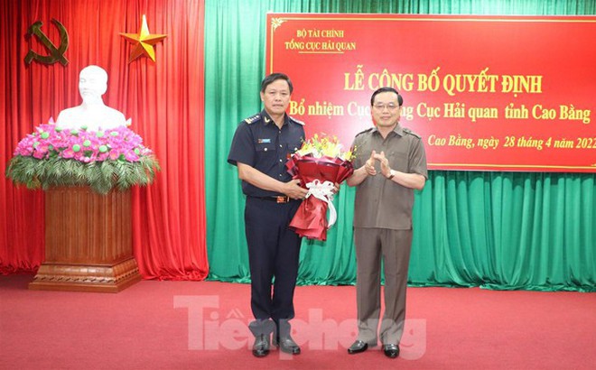 Ông Lê Viết Phong (bìa trái) nhận hoa chúc mừng của lãnh đạo tỉnh Cao Bằng. Ảnh: V. Tiệp