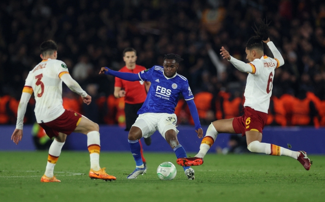 Leicester hòa AS Roma 1-1 ở bán kết lượt đi Conference League. (Ảnh: Reuters).