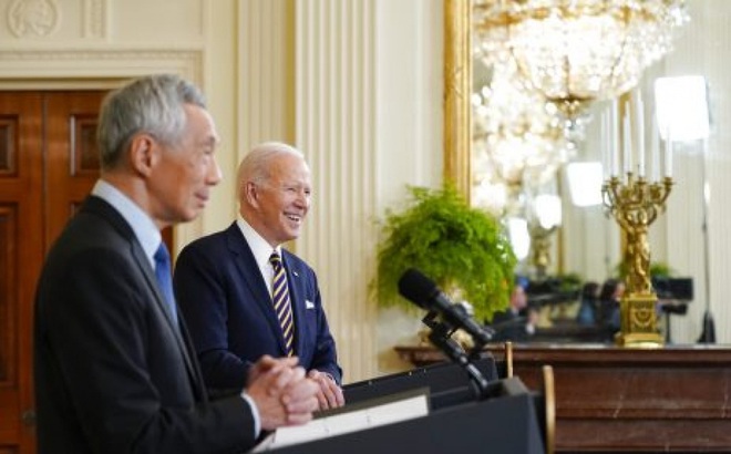 Thủ tướng Singapore Lý Hiển Long và Tổng thống Mỹ Joe Biden trả lời phỏng vấn báo chí tại Nhà Trắng hôm 29/3 (Ảnh: AP)