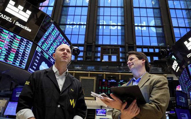 Các nhà giao dịch làm việc tại Sở giao dịch chứng khoán New York (NYSE) ở TP New York. Ảnh: Reuters