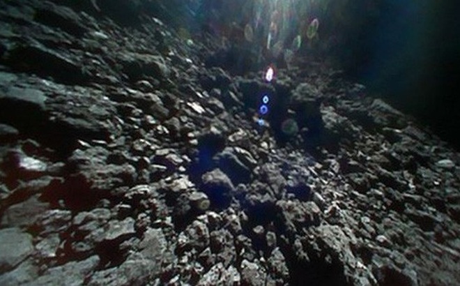 Bề mặt Ryugu chụp từ tàu vũ trụ Nhật Bản - Ảnh: JAXA