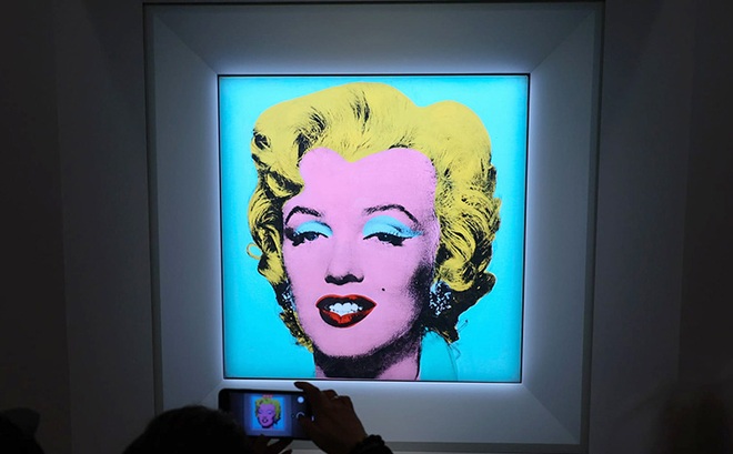 Marilyn Monroe: Với sự nổi tiếng toàn cầu của mình, Marilyn Monroe là một trong những biểu tượng của thời đại hay của nghệ thuật. Từ cách cô khoe sắc trên bức tranh đầy màu sắc này, bạn sẽ hiểu thêm về nghệ thuật kiểu Mỹ và sự phát triển của nó qua các thập niên.
