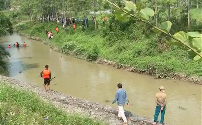 Cơ quan chức năng tìm kiếm các nạn nhân trên sông.