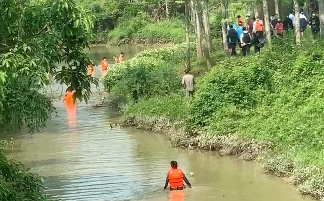 Công an và người dân đang tìm kiếm dọc sông