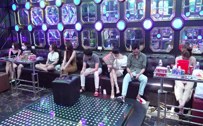 Hàng chục thanh niên nam nữ sử dụng ma tuý trong quán karaoke và khách sạn King