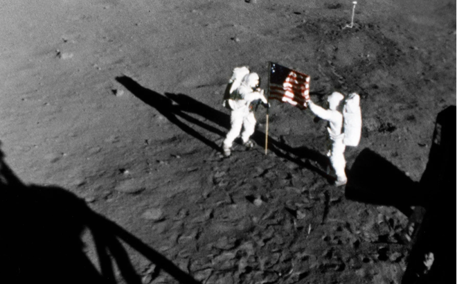 Phi hành gia người Mỹ, Buzz Aldrin và Neil Armstrong trên Mặt Trăng vào năm 1969. Ảnh: Universal Images Grou