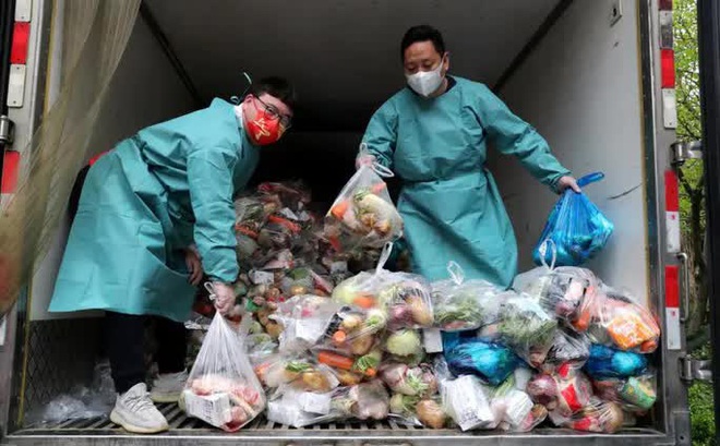 Thực phẩm được phân phát cho cư dân Thượng Hải ngày 5-4. Ảnh: Reuters