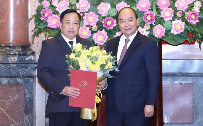 Chủ tịch nước Nguyễn Xuân Phúc trao quyết định cho ông Phạm Quốc Hưng.