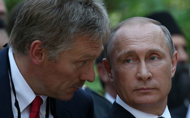 Người phát ngôn Điện Kremlin Dmitry Peskov (trái) và Tổng thống Nga Vladimir Putin