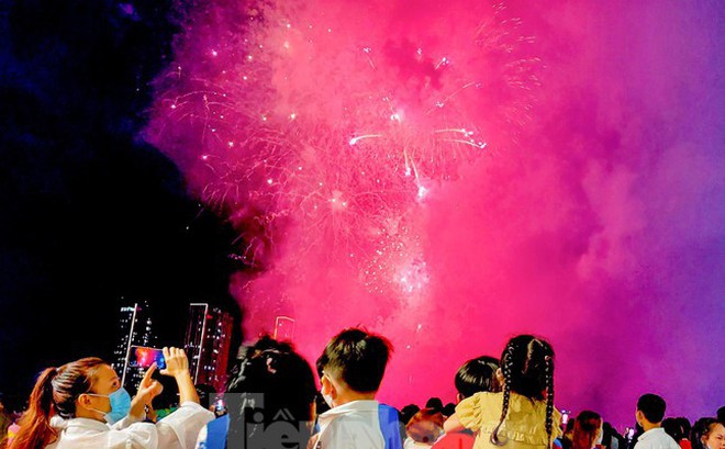 Người dân xem pháo hoa xung quanh khu vực công viên Bạch Đằng và phố đi bộ Nguyễn Huệ.
