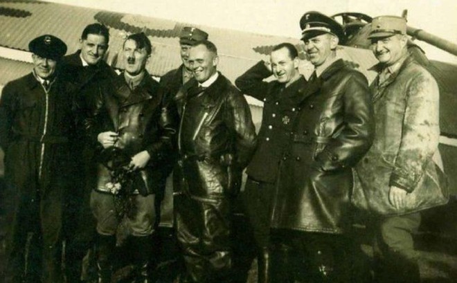 Hình ảnh từ hồ sơ của Hans Baur. Baur mặc bộ đồ phi công, đứng ở trung tâm bức ảnh. Ảnh: RT