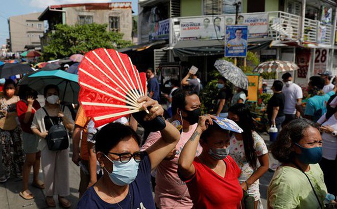 Người dân xếp hàng chờ bỏ phiếu tại Vùng đô thị Manila - Philippines hôm 9-5Ảnh: REUTERS