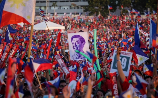 Người ủng hộ ứng viên Philippines Ferdinand Marcos Jr reo hò trong cuộc vận động tranh cử ngày 7/5 tại thành phố Paranaque, ngoại ô Manila. Ảnh: AFP