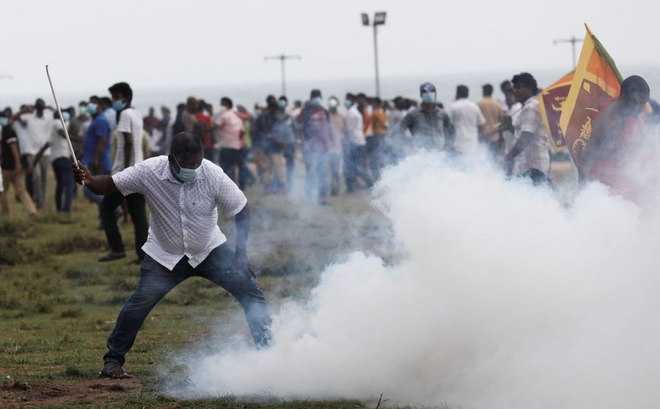 Các cuộc biểu tình phản đối chính phủ liên tục gia tăng trong vài ngày qua tại Sri Lanka dẫn đến các vụ đụng độ. Ảnh: Reuters