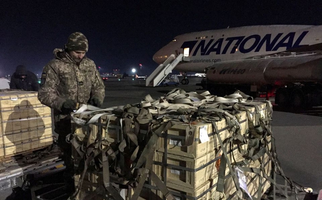Viện trợ quân sự của Mỹ chuyển cho Ukraine được dỡ xuống từ máy bay ở sân bay quốc tế Boryspil, ngoại ô thủ đô Kiev, Ukraine ngày 13/2/2022. Ảnh: Reuters