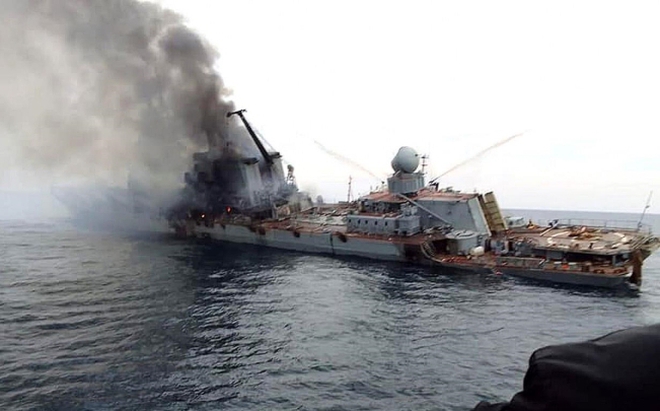 Trước đó, trên mạng xã hội lan truyền các hình ảnh được cho là tàu Moskva gặp nạn. (Ảnh: The Moscow Times)