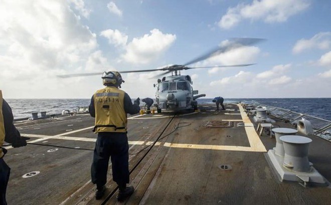 Một chiếc trực thăng săn ngầm MH-60R trên boong tàu khu trục USS Ralph Johnson trong chuyến đi qua Biển Đông hồi tháng 1. (Ảnh: US Navy)