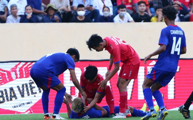 Cầu thủ Lào giúp đối thủ khỏi nuốt lưỡi ở SEA Games. Ảnh: Đông Huyền