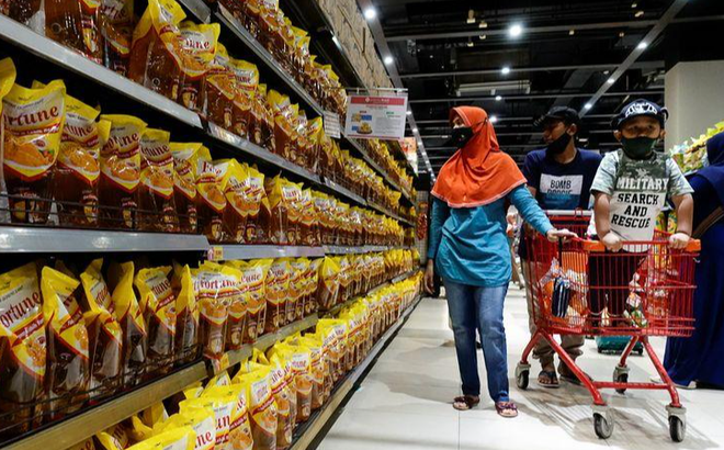 Sản phẩm dầu ăn làm từ cây cọ dầu bán tại một siêu thị ở Indonesia. Ảnh: Reuters